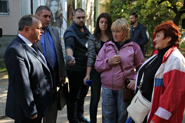 Начальник департамента административно-технического надзора Юрий Бравников (крайний слева) во время рейда по местам стихийной торговли в Симферополе