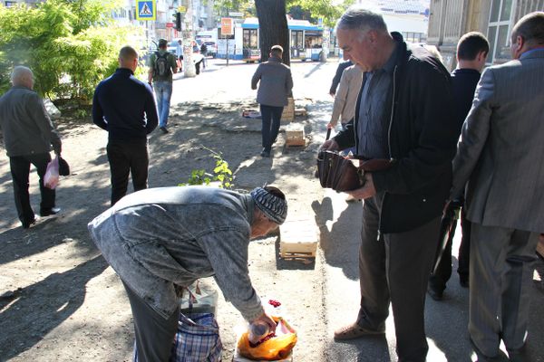 Рейд по местам стихийной торговли в Симферополе 