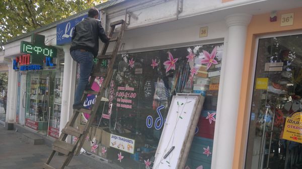 В Ялте начался демонтаж вывесок и табличек, которые не соответствуют новым стандартам