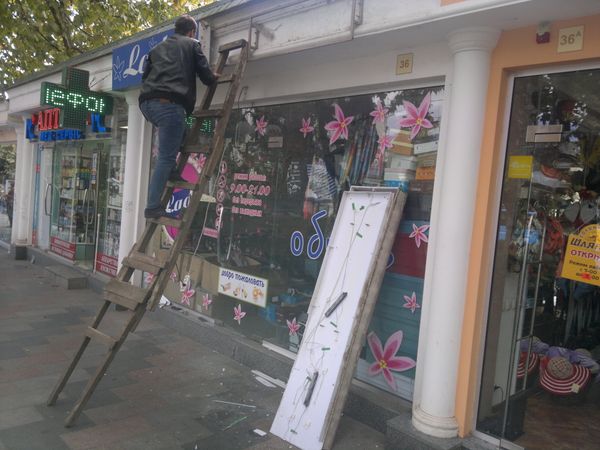 В Ялте начался демонтаж вывесок и табличек, которые не соответствуют новым стандартам В Ялте начался демонтаж вывесок и табличек, которые не соответствуют новым стандартам