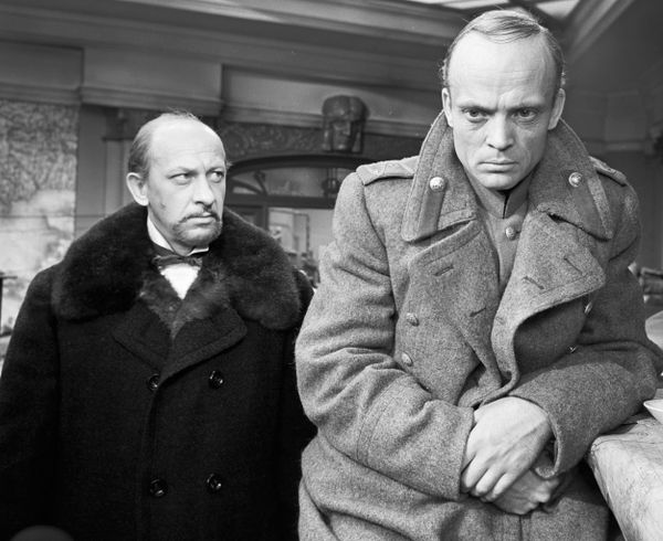 Евгений Евстигнеев (слева) в роли Корзухина, Владислав Дворжецкий в роли Хлудова в фильме Бег (режиссеры Александр Алов, Владимир Наумов).