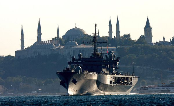 Флагманский корабль 6-го флота США USS Mount Whitney в проливе Босфор. 2008 год 
