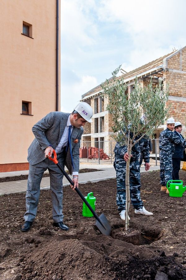 Итальянские депутаты и руководство Группы компаний КСК заложили оливковую аллею в честь старта строительства новой очереди комплекса Итальянская деревня в Крыму