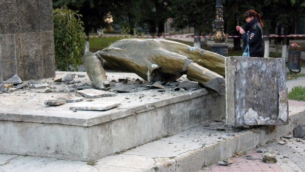 В Судаке разрушили памятник Ленину