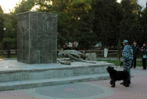 В Судаке разрушили памятник Ленину