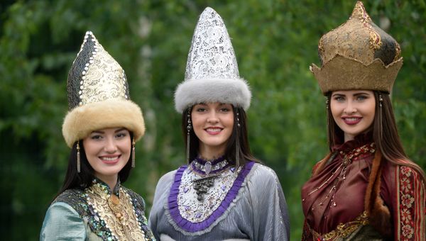 Девушки в национальных костюмах во время ежегодного праздника Сабантуй в Казани Девушки в национальных костюмах во время ежегодного праздника Сабантуй в Казани