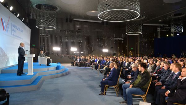 Президент РФ Владимир Путин выступает на пленарном заседании межрегионального форума Общероссийского народного фронта Форум действий. Крым