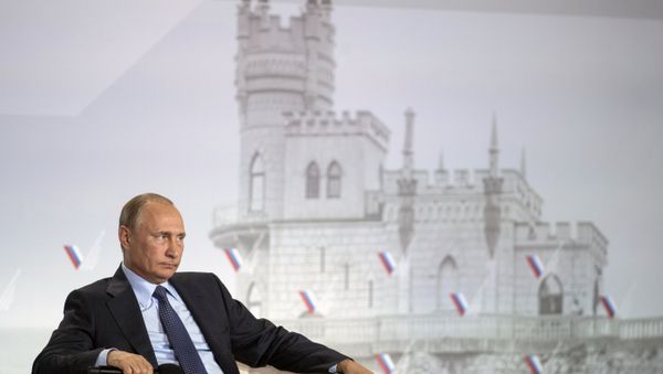 Президент РФ Владимир Путин на пленарном заседании межрегионального форума Общероссийского народного фронта Форум действий. Крым
