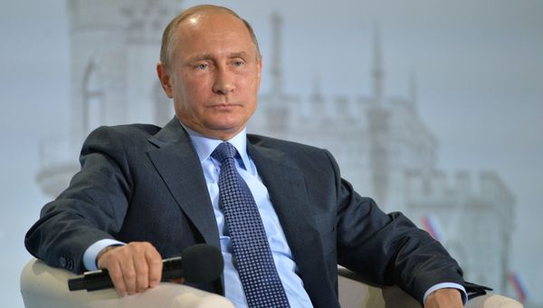 Президент РФ Владимир Путин на пленарном заседании межрегионального форума Общероссийского народного фронта Форум действий. Крым