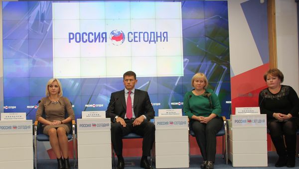 Заместитель главы совета регионального отделения движения Объединение потребителей России в РК Надежда Анельчук, председатель совета РОД Объединение потребителей России в РК Олег Егоров, первый заместитель министра образования, науки и молодежи Крыма Наталья Журба, ведущий специалист управления комплексной безопасности ГКУ Учреждение централизованного обслуживания Минобразования РК Лилия Орлова