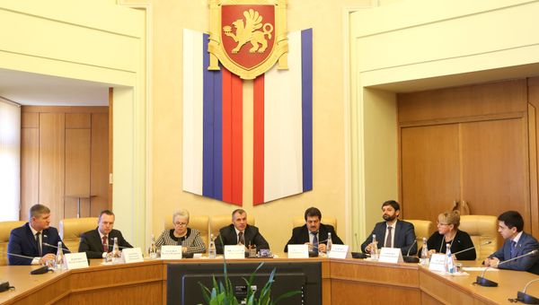 Председатель Государственного Совета РК Владимир Константинов провел совещание с депутатами Госдумы РФ от Крыма