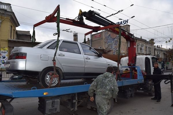 Эвакуация неправильно припаркованных автомобилей в Симферополе