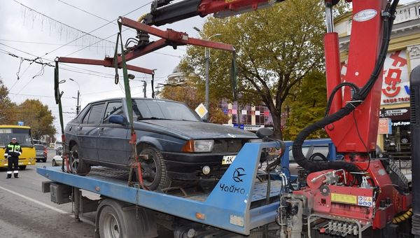 Эвакуация неправильно припаркованных автомобилей в Симферополе