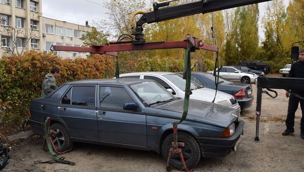 Эвакуация неправильно припаркованных автомобилей в Симферополе