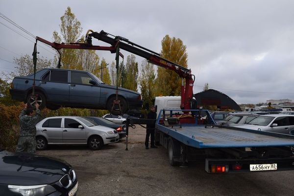 Эвакуация неправильно припаркованных автомобилей в Симферополе