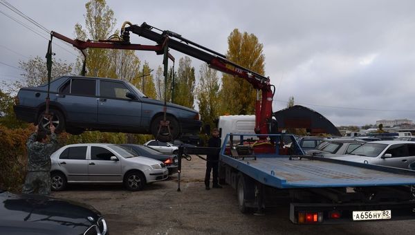 Эвакуация неправильно припаркованных автомобилей в Симферополе Эвакуация неправильно припаркованных автомобилей в Симферополе