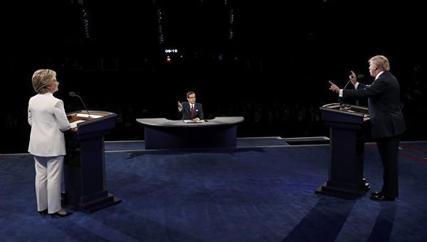 Кандидаты в президенты США Хиллари Клинтон и Дональд Трамп во время теледебатов
