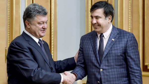 Президент Украины Петр Порошенко (слева) и председатель Одесской областной государственной администрации Михаил Саакашвили. Архивное фото