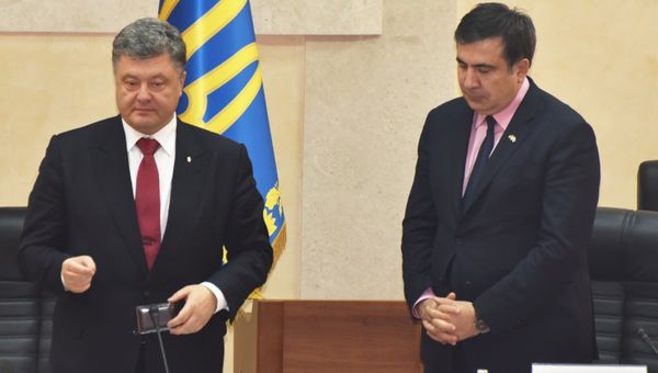 Президент Украины Петр Порошенко (слева) вручает Михаилу Саакашвили удостоверение главы Одесской области
