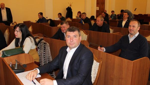 Роман Деркач (в центре)