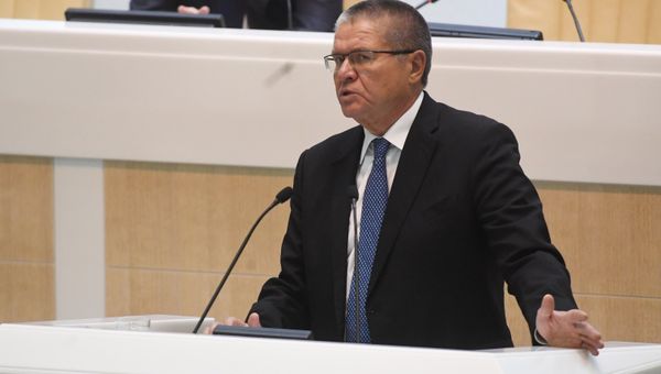 Министр экономического развития РФ Алексей Улюкаев выступает на заседании Совета Федерации РФ Министр экономического развития РФ Алексей Улюкаев выступает на заседании Совета Федерации РФ