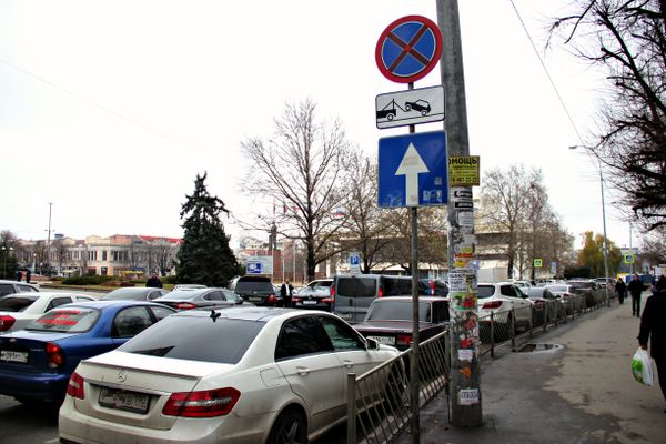 Улица Севастопольская в Симферополе. Знак Работает эвакуатор