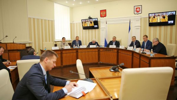 Совещания в режиме видеоконференцсвязи главы Республики Крым Сергея Аксенова и руководителя Федерального дорожного агентства Романа Старовойта