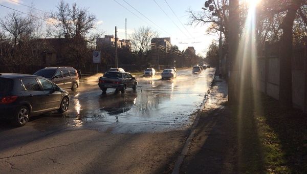 Прорыв теплотрассы на ул.Толстого в Симферополе