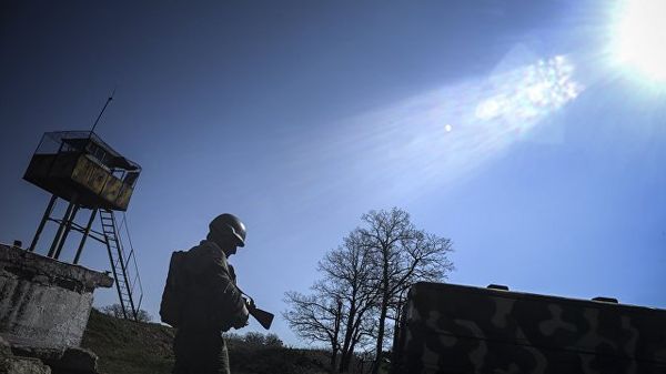 Военный на территории зенитно-ракетного дивизиона в Крыму.  Архивное фото