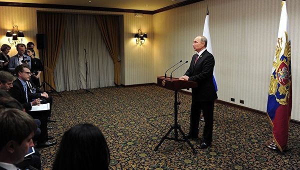 Президент РФ Владимир Путин на пресс-конференции по итогам встречи лидеров экономик форума АТЭС в Лиме. 21 ноября 2016