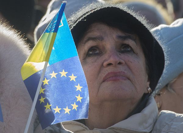 Участница акции сторонников евроинтеграции Украины Народное вече на площади Независимости в Киеве.