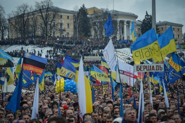 Сторонники евроинтеграции Украины во время митинга на площади Независимости в Киеве.