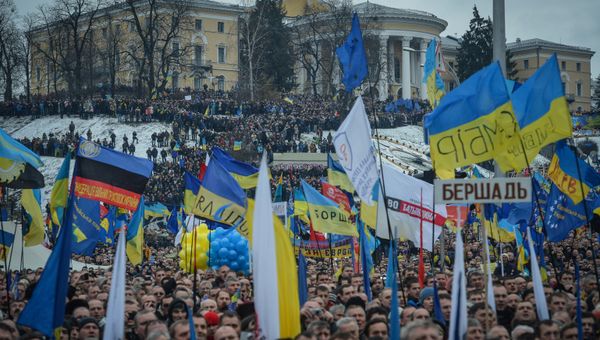 Сторонники евроинтеграции Украины во время митинга на площади Независимости в Киеве.