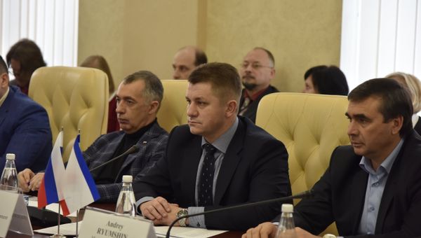 Министр промышленной политики Республики Крым Андрей Васюта, министр экономического развития РК Валентин Демидов и министр сельского хозяйства Республики Крым Андрей Рюмшин на встрече с турецкой делегацией в Совете министров Крыма