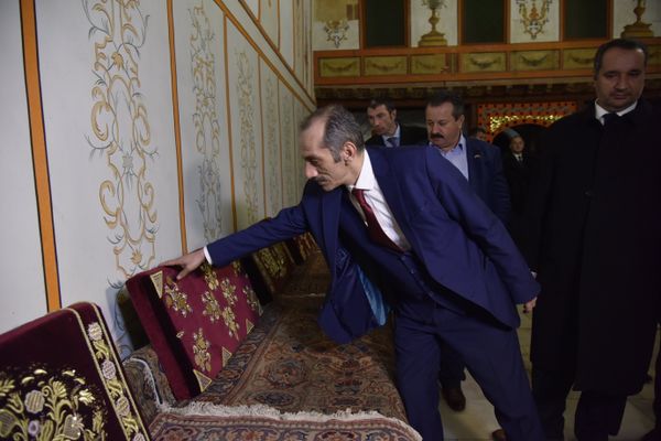 Посещение турецкой делегацией Ханского дворца в Бахчисарае 