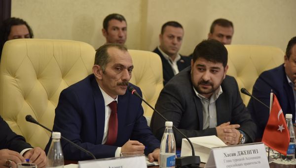 Глава пребывающей в Крыму делегации из Турецкой Республики Хасан Дженгиз (слева) Глава пребывающей в Крыму делегации из Турецкой Республики Хасан Дженгиз (слева)