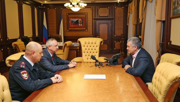 Начальник Управления на транспорте МВД России по Южному федеральному округу Владимир Струков представил главе Республики Крым Сергею Аксенову нового начальника Крымского линейного управления МВД на транспорте Андрея Рыбинского (крайний слева)