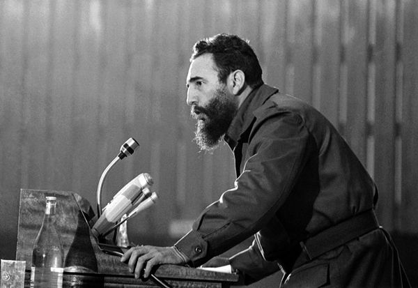 Фидель Кастро выступает на конференции в Алжире. 7 сентября 1973