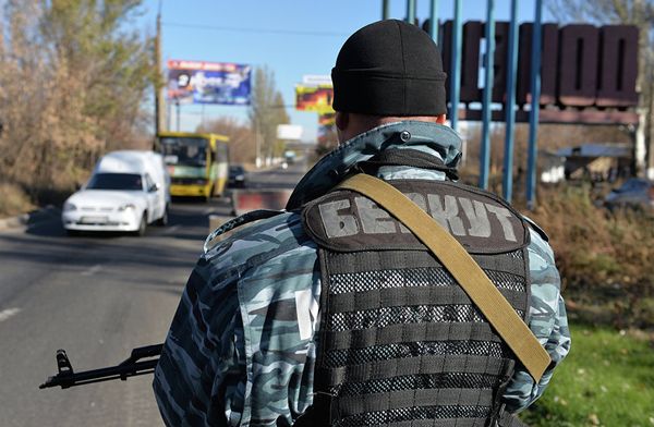 Ополченцы дежурят у стелы на въезде в Донецк Ополченцы дежурят у стелы на въезде в Донецк