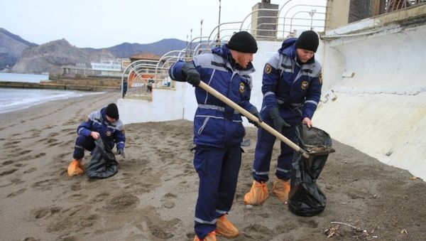 Уборка загрязненного пляжа в Судаке