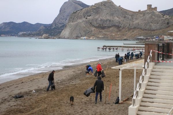 Уборка загрязненного пляжа в Судаке