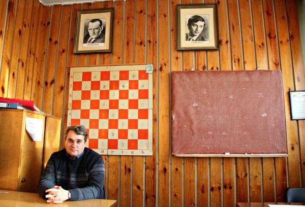 Между портретами Александра Алехина и Анатолия Карпова Юрий Загнитко приготовил место для портрета Сергея Карякина. Правда, для этого пришлось снять Гарри Каспарова.