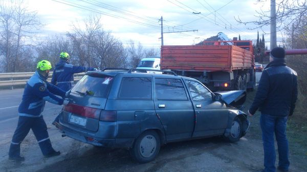 Авария с участием автомобилей Камаз и ВАЗ 2111 в селе Виноградное под Алуштой
