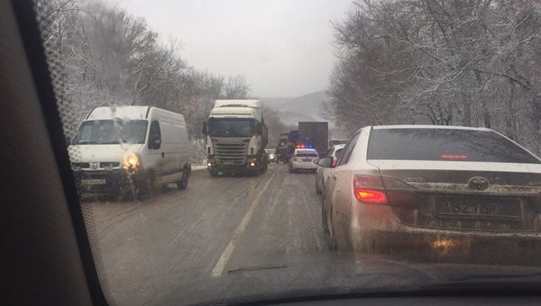 Ситуация на дорогах Крыма из-за непогоды. 3 декабря 2016 года. Пробка в районе с.Тополевка
