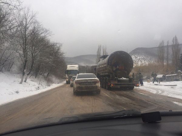 Непогода в Крыму. 3 декабря 2016 года. Пробка в районе Тополевки из-за бензовоза