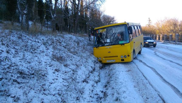 Съехавший с дороги автобус Севастополь-Балаклава