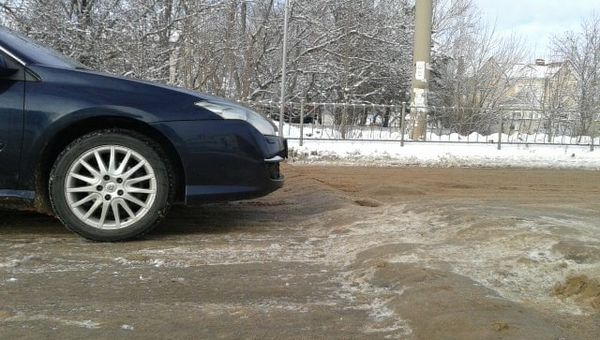 Обледеневшие лежачие полицейские на дороге в Симферополе