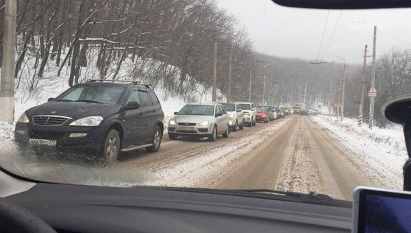 Пробка со стороны Ангарского перевала на въезде в Симферополь. Декабрь 2016
