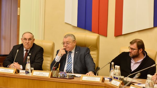 Расширенное заседание Совета Общественной палаты Крыма. Слева направо: заместитель председателя Общественной палаты РК Александр Сибилев, председатель Общественной палаты РК Григорий Иоффе и российский актер Михаил Пореченков
