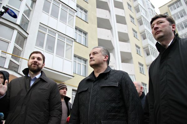 В Симферополе вручили ключи от квартир семьям из числа реабилитированных граждан. Слева направо: глава Федерального агентства по делам национальностей Игорь Баринов, глава Республики Крым Сергей Аксенов, председатель Государственного комитета по делам межнациональных отношений и депортированных граждан Республики Крым Заур Смирнов